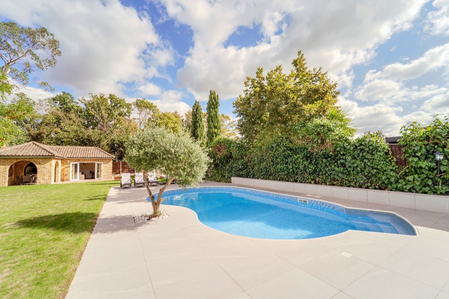 Highview Manor for 19 guests image 2